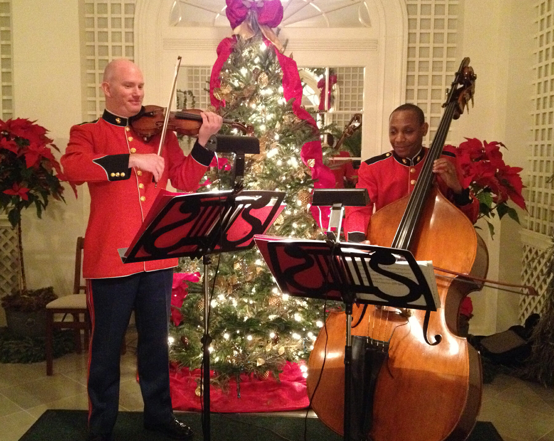 Peter Wilson and Aaron Clay perform at the Palm Court for the White House Holiday tour